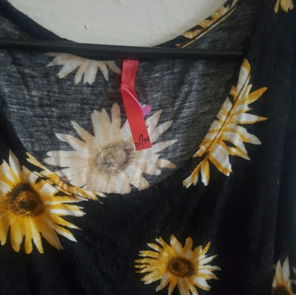 Sunflower tank🌻 - Picture 2 of 4